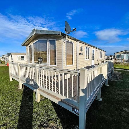 Lovely Caravan With Spacious Decking At North Denes In Suffolk, Ref 40134Nd Lowestoft Exterior foto