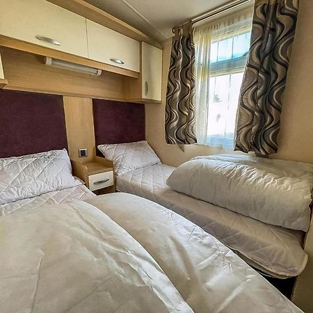 Lovely Caravan With Spacious Decking At North Denes In Suffolk, Ref 40134Nd Lowestoft Exterior foto