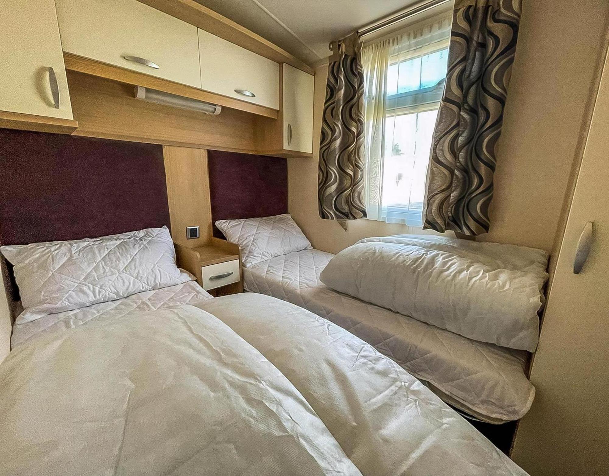 Lovely Caravan With Spacious Decking At North Denes In Suffolk, Ref 40134Nd Lowestoft Exterior foto