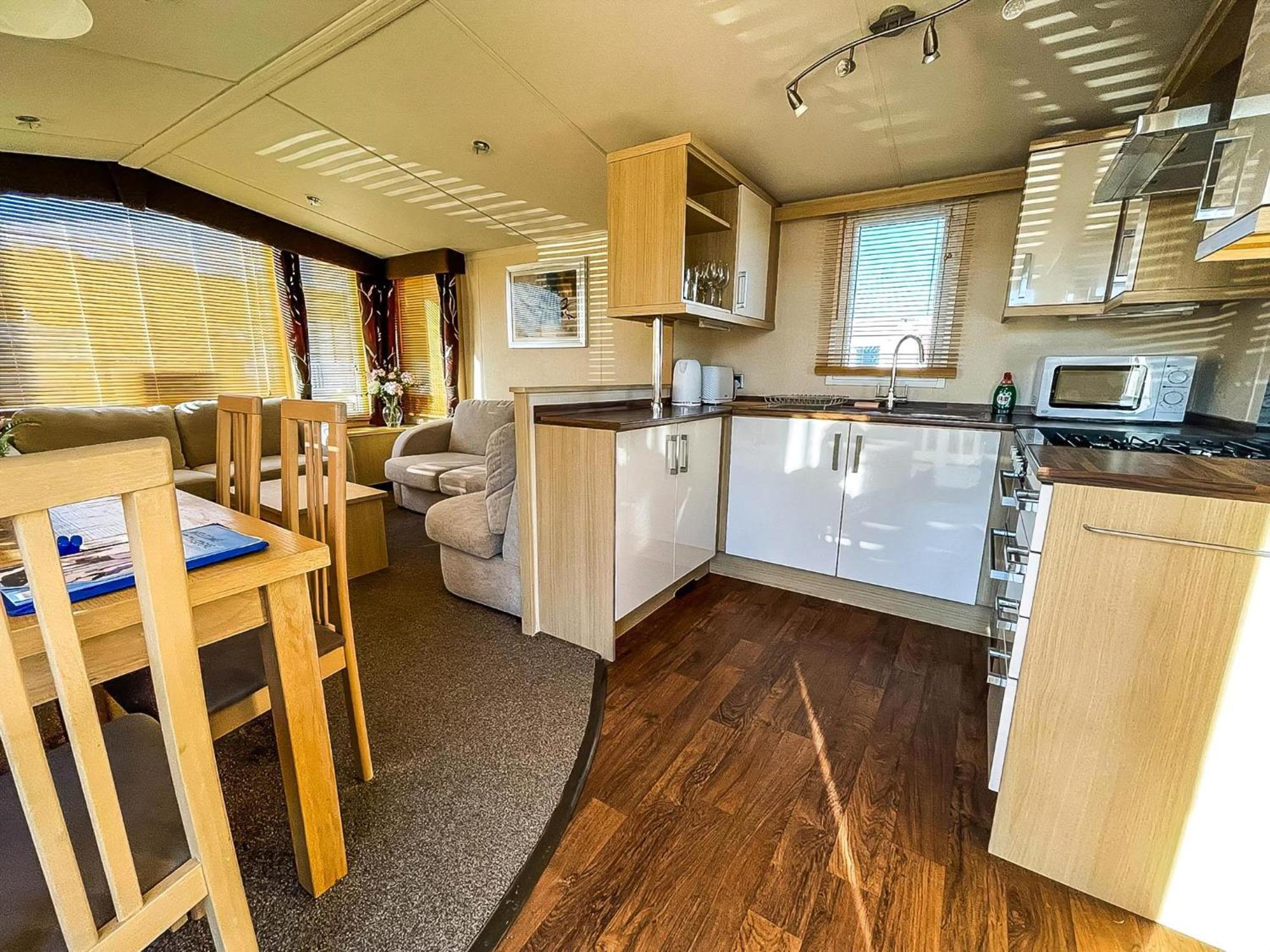 Lovely Caravan With Spacious Decking At North Denes In Suffolk, Ref 40134Nd Lowestoft Exterior foto