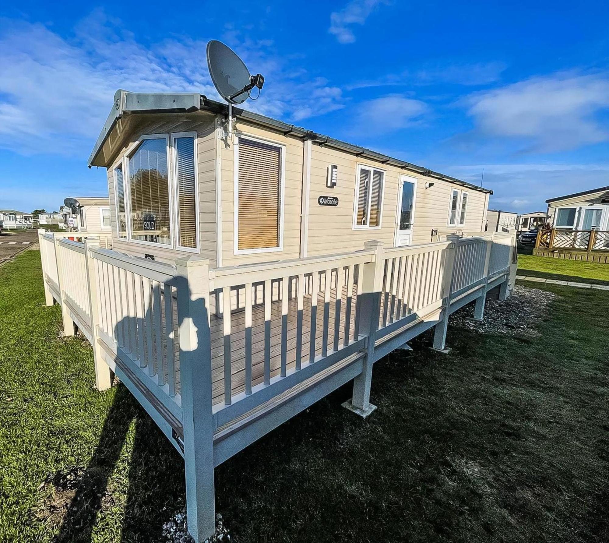 Lovely Caravan With Spacious Decking At North Denes In Suffolk, Ref 40134Nd Lowestoft Exterior foto