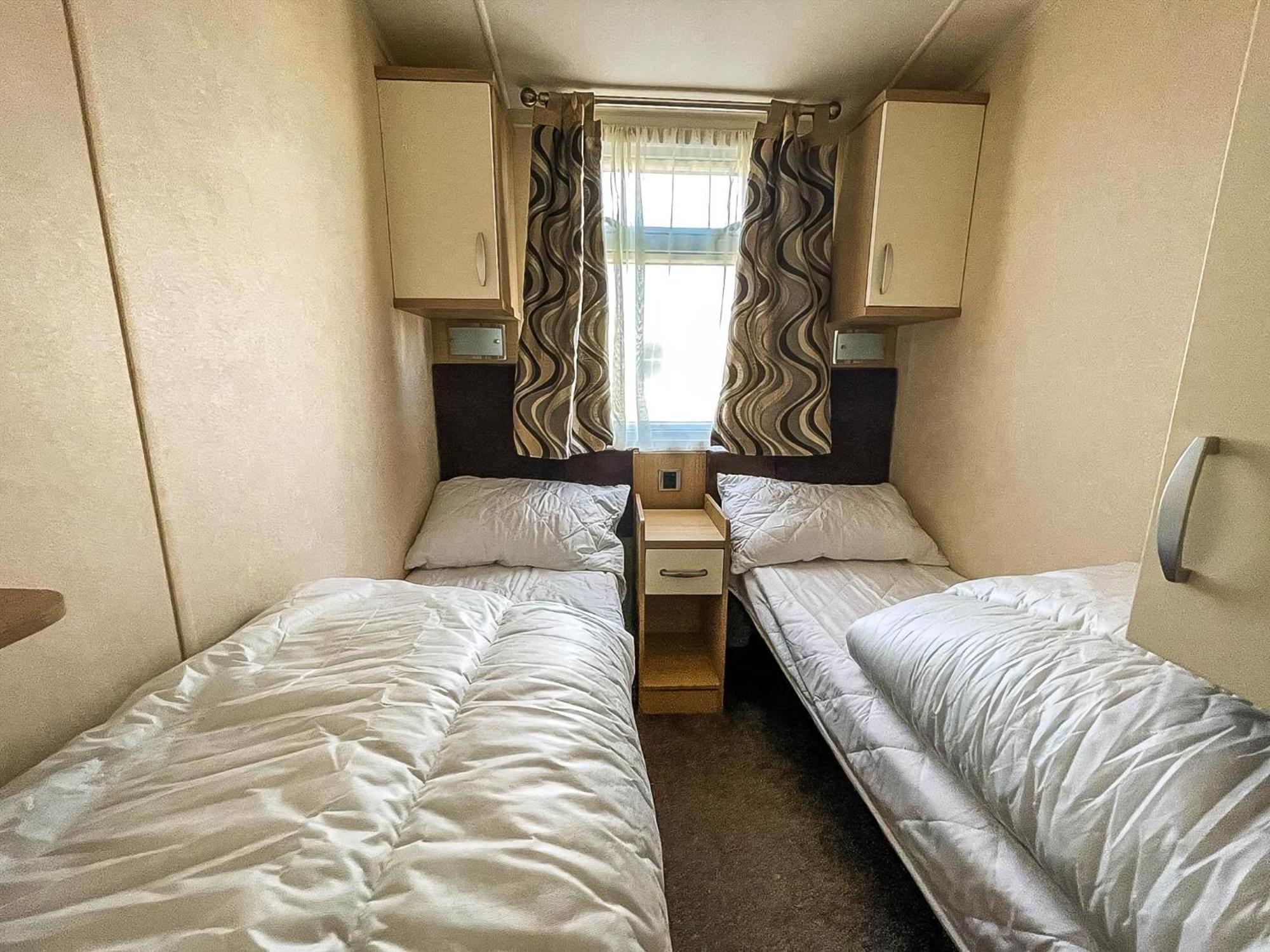 Lovely Caravan With Spacious Decking At North Denes In Suffolk, Ref 40134Nd Lowestoft Exterior foto