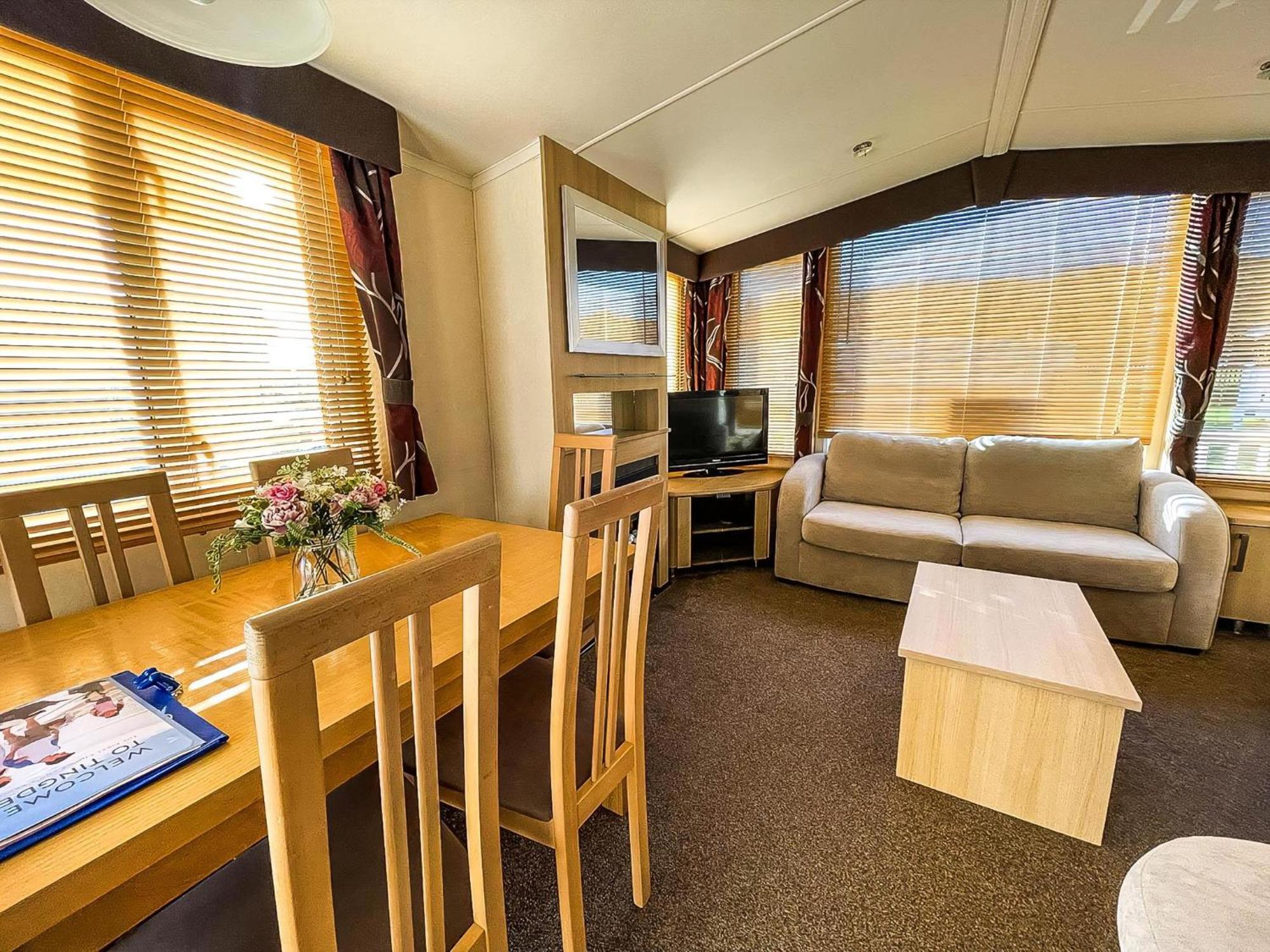 Lovely Caravan With Spacious Decking At North Denes In Suffolk, Ref 40134Nd Lowestoft Exterior foto